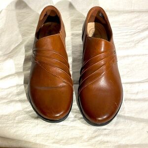 Clarks women’s size 9M Hope Shine Mahogany New